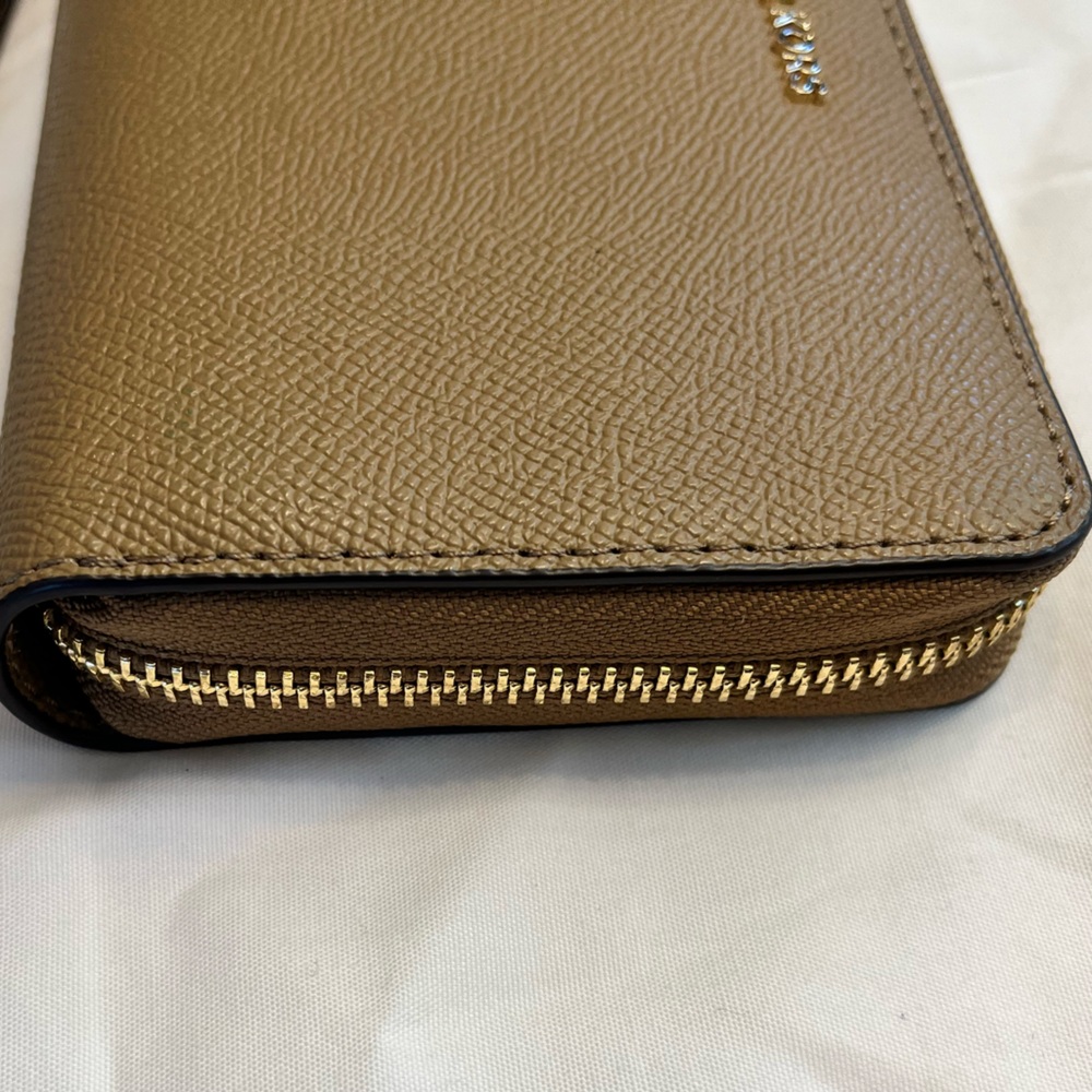 MICHAEL KORS Jet Set NWOT 
Saffiano Leather Medium Wristlet Wallet Camel 6 Cards - Picture 3 of 6